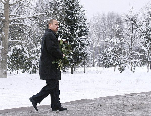 Ông Putin đặt hoa tại nghĩa trang Piskaryovskoye ở thành phố St. Petersburg, Nga, để tượng niệm những người ngã xuống nhân kỷ niệm 60 năm cuộc bao vây Leningrad (tên gọi cũ của St. Petersburg) của Đức Quốc xã 1941-1944.
