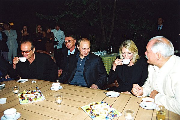 Ông Putin vui vẻ uống trà, trò chuyện với các đạo diễn và diễn viên nổi tiếng tại ngôi nhà ở ngoại ô thành phố.