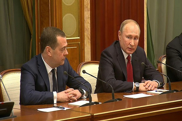 Dang sau viec Thu tuong Nga Dmitry Medvedev va chinh phu bat ngo tu chuc