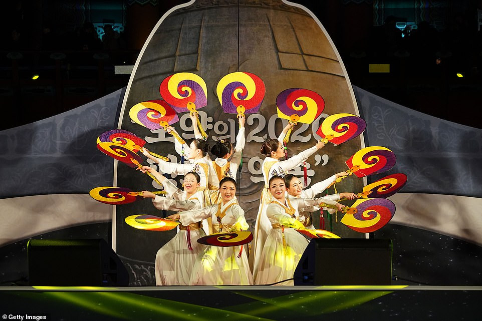 Các nghệ sĩ biểu diễn trên sân khấu tại một sự kiện chào mừng năm mới ở thủ đô Seoul, Hàn Quốc.