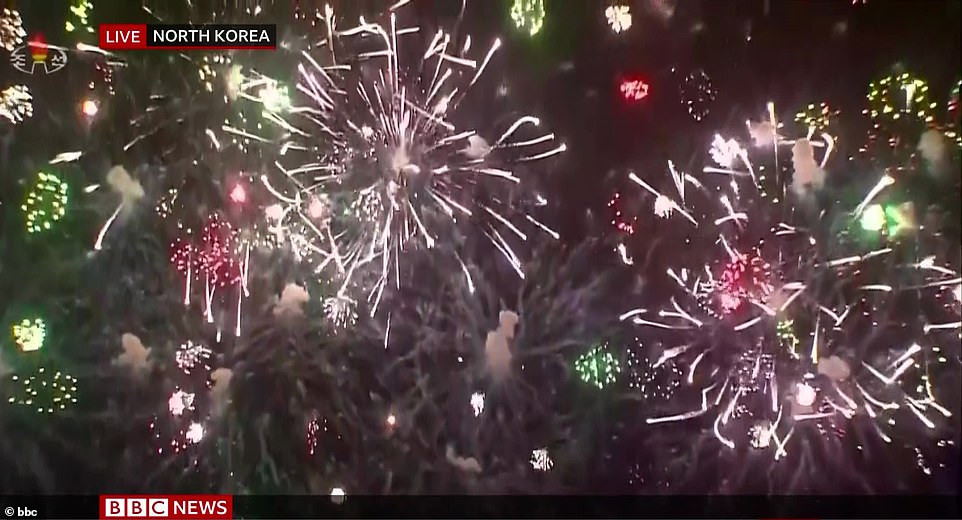 Triều Tiên bước sang năm 2020 bằng màn bắn pháo hoa rực rỡ tại thủ đô Bình Nhưỡng. Theo Daily Mail, nhà lãnh đạo Triều Tiên Kim Jong-un sẽ có bài phát biểu gửi đến người dân nước này trong ngày đầu năm mới.