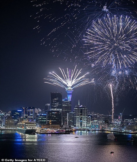 Khu vực cảng Waitemata ở Auckland, New Zealand, rực sáng trong thời khắc chuyển giao sang năm mới.