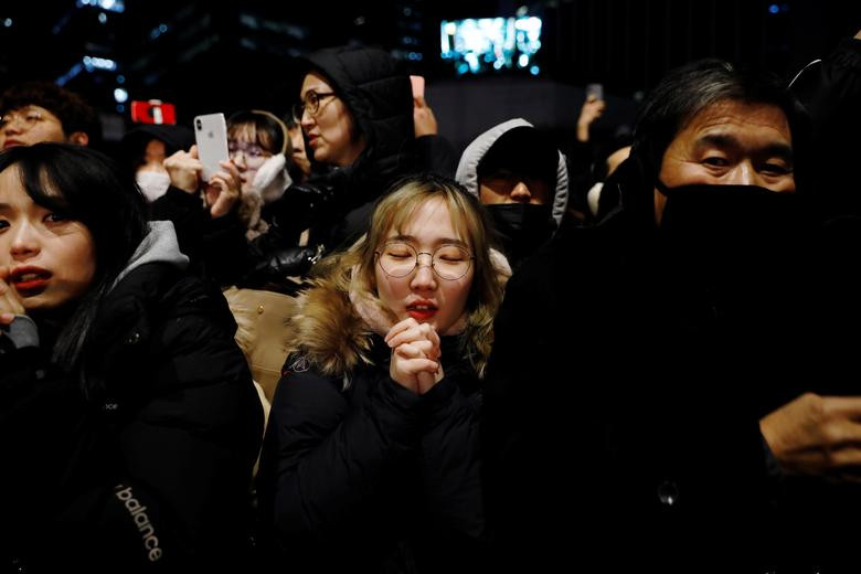 Người dân cầu nguyện cho năm mới 2020 tại thủ đô Seoul, Hàn Quốc.