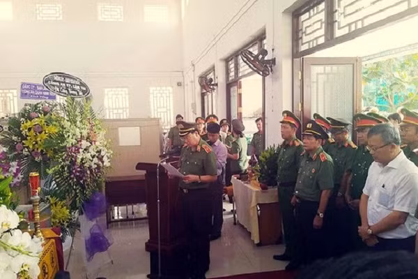 Thang quan ham cho dai uy cong an tu vong luc truc Tet