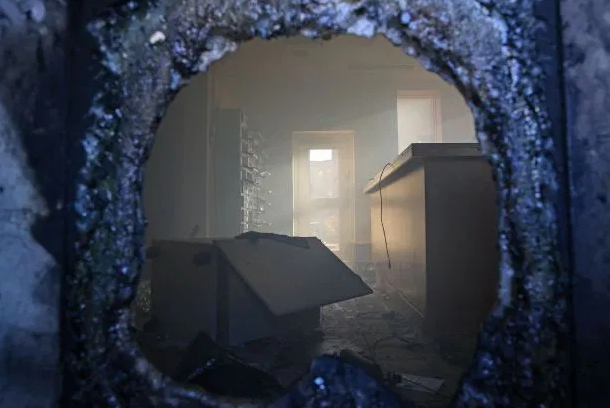 Bên trong một căn phòng của Đại sứ quán Mỹ nhìn qua cánh cửa bị đập vỡ.