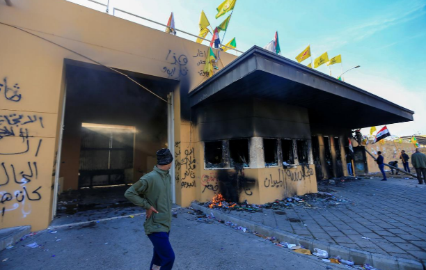 Vụ không kích của Washington khiến đám đông phẫn nộ và tìm cách tấn công vào tòa nhà Đại sứ quán Mỹ tại Iraq hôm 31/12.