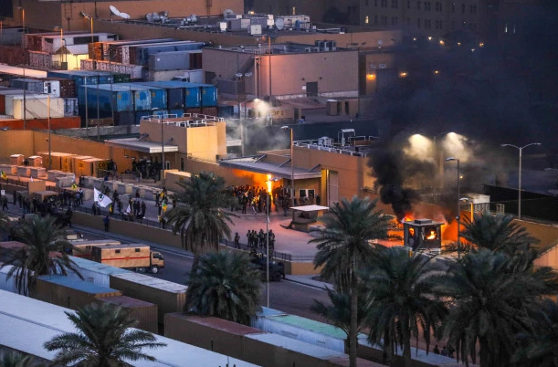 Bộ Quốc phòng Mỹ xác nhận họ đã tiến hành “nhiều cuộc tấn công tự vệ” nhằm vào 5 cơ sở của Kata'ib Hezbollah ở Iraq và Syria ngày 29/12, để đáp trả một vụ tấn công của nhóm này nhằm vào một nhà thầu Mỹ gần thành phố Kirkuk thuộc miền bắc Iraq.