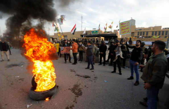 Người biểu tình đốt lốp xe bên ngoài Đại sứ quán Mỹ tại Iraq ngày 1/1/2020.