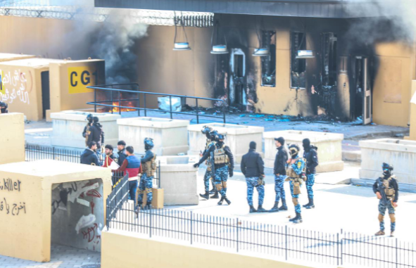 Được biết, lính Mỹ đã phải sử dụng hơi cay và lựu đạn choáng để đẩy lùi đám đông.