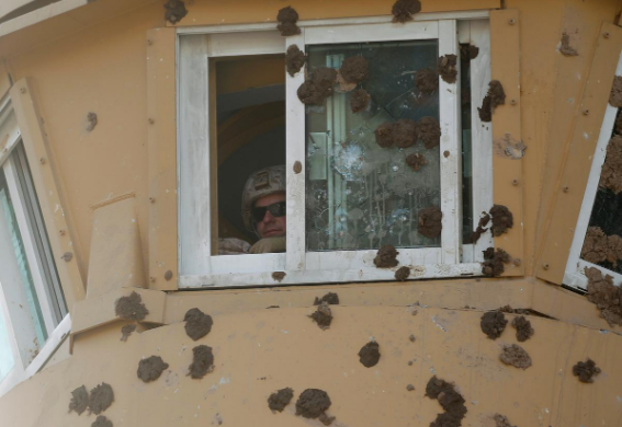 Binh sĩ Mỹ đứng trên một tháp quan sát của tòa sứ quán nước này ở Baghdad trong ngày đầu năm mới.