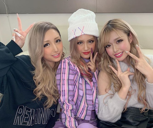 Tại Nhật, những người phụ nữ trưởng thành có con cái, mặc trang phục màu sắc, gắn lông mi giả, để móng tay dài và làm những kiểu tóc "kỳ quặc" được gọi là Gyaru. Theo BrightSide, những bà mẹ Gyaru khiến con cái họ hiểu sai về vẻ đẹp thực sự.