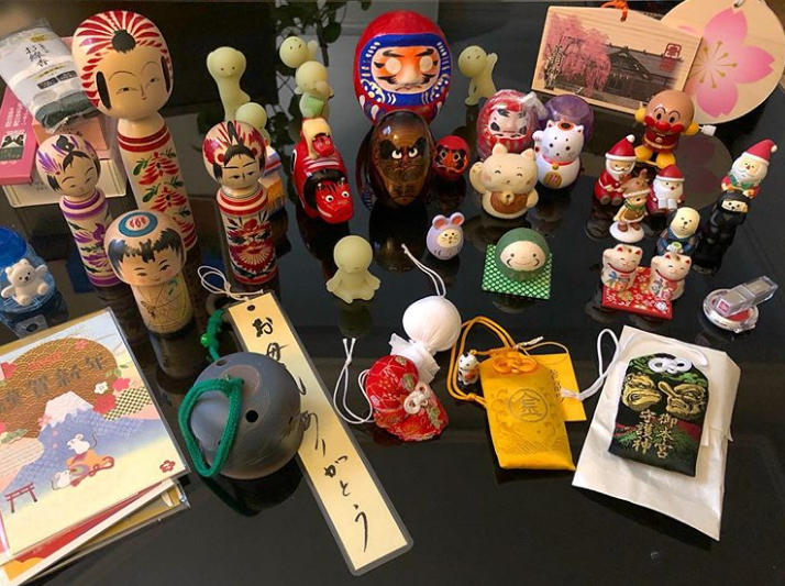 Tại đất nước Nhật Bản, ngay cả khi bạn có chuyến đi ngắn đến một thị trấn gần nhà, bạn cũng cần mang quà về cho người thân, đồng nghiệp. Nếu không làm vậy, bạn sẽ bị coi là người xa lạ. Người Nhật có câu nói đùa rằng mọi người chỉ dành 15 phút ngắm cảnh nhưng mất tới 45 phút để chọn quà lưu niệm. Mời độc giả xem thêm video: Tới thăm ngôi làng ở "tận cùng Trái đất" (Nguồn video: VTC14)