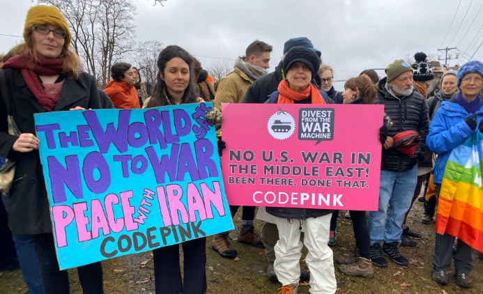 Ngày 4/1, một chỉ huy cấp cao của Lực lượng Vệ binh Cách mạng Hồi giáo Iran (IRGC) tuyên bố Iran có quyền trả thù Mỹ sau vụ tướng Qassem Soleimani bị sát hại tại Iraq.