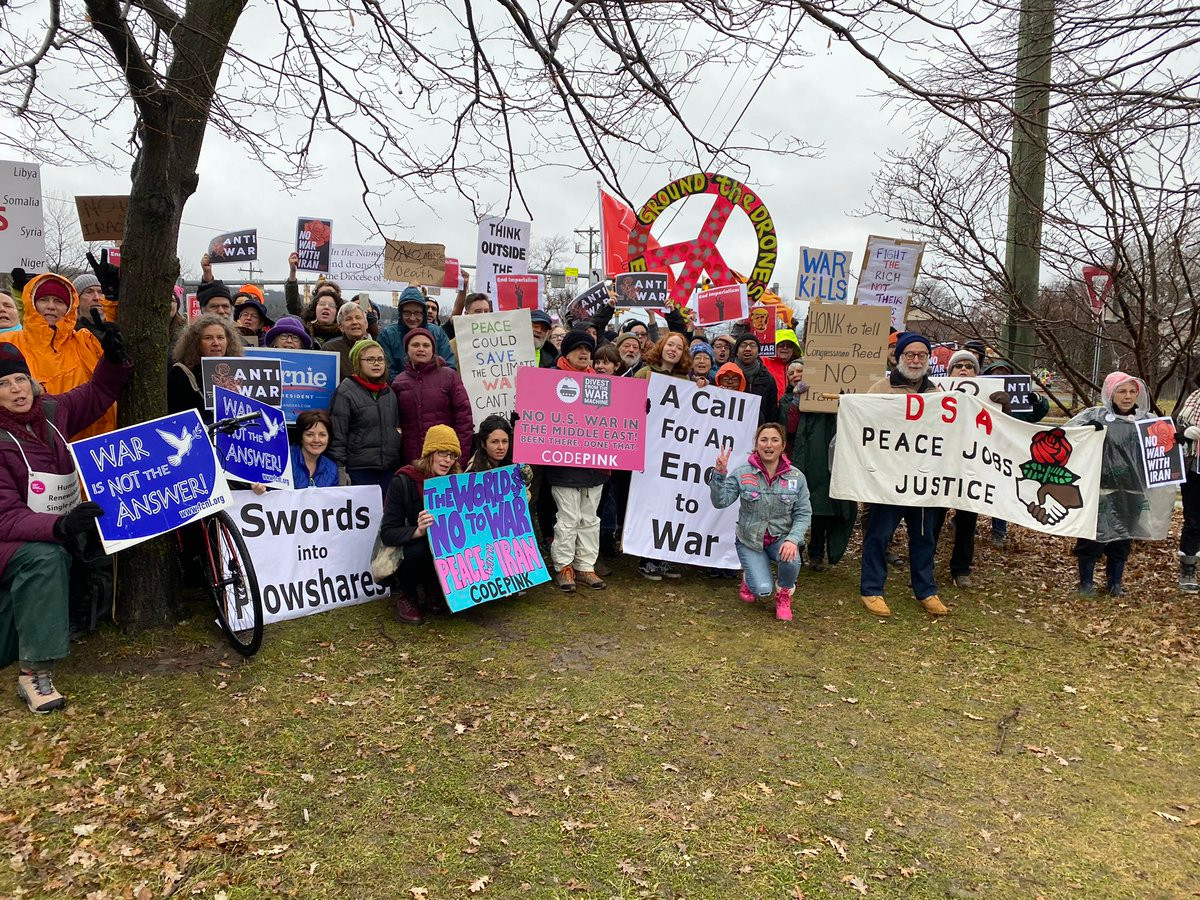 Trước đó, ngày 3/1, Quân đội Mỹ thực hiện cuộc không kích bằng máy bay không người lái gần sân bay quốc tế Baghdad, giết chết tướng Soleimani - lãnh đạo lực lượng tinh nhuệ Quds của Iran. Vụ việc khiến căng thẳng giữa hai nước gia tăng.