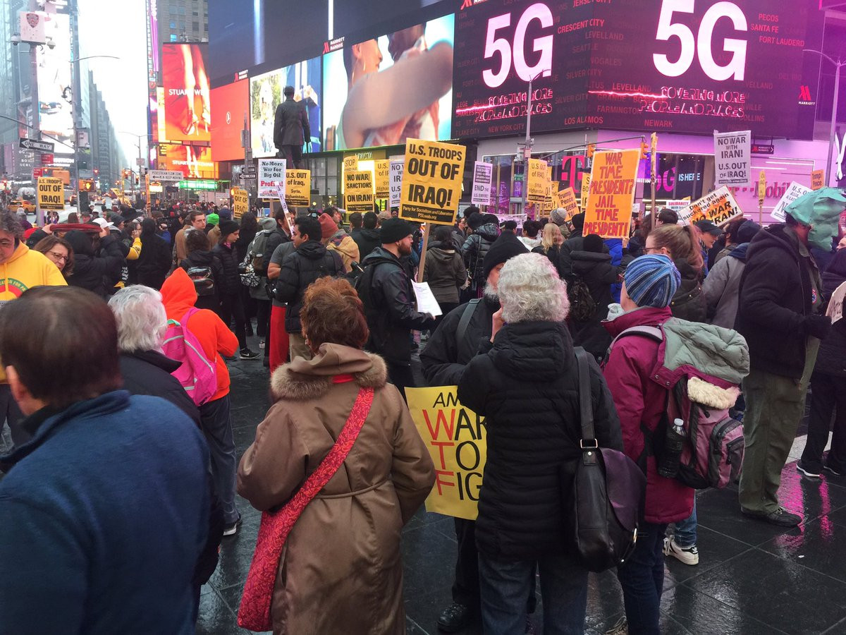 "Tham gia một cuộc tuần hành là chưa đủ, nhưng ít nhất tôi có thể xuất hiện và nói một điều gì đó rằng tôi phản đối (chiến tranh). Và có lẽ nếu có đông đảo người làm như vậy, ông ấy (Tổng thống Trump) sẽ lắng nghe", một người biểu tình ở Steve Lane ở Bethesda, bang Maryland, nói.