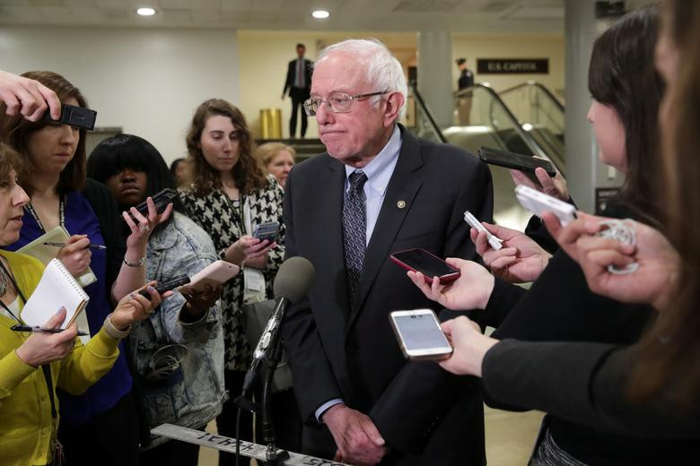 Thượng nghị sĩ Bernie Sanders, ứng viên Tổng thống Mỹ của Đảng Dân chủ năm 2020, trao đổi với báo giới.