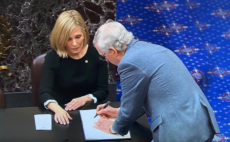 Các thượng nghị sĩ lần lượt ký tên trong quyển sách tuyên thệ tại buổi lễ ở Điện Capitol, thủ đô Washington.