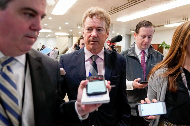 Thượng nghị sĩ Rand Paul trả lời các phóng viên khi ông tới tham dự phiên tòa ngày 16/1.