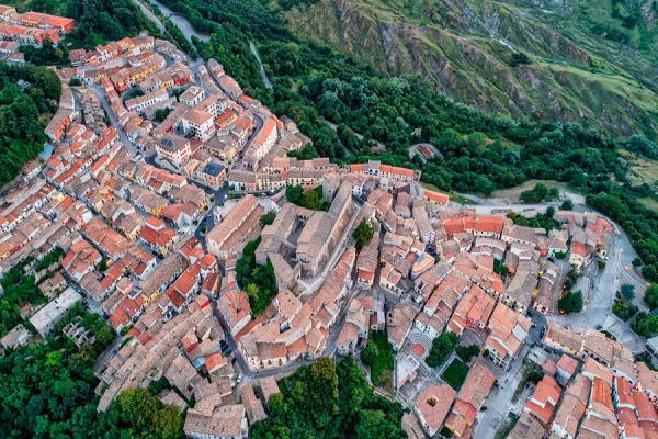 "Chúng tôi phải đối mặt với tình huống rất đặc biệt ở đây. Khu nhà bị bỏ hoang nằm trong vùng đất có lịch sử lâu đời nhất trong thị trấn. Những ngôi nhà hoang nằm gần nhau, thậm chí một số nhà có chung lối vào", Phó Thị trưởng Francesco Tartaglia cho hay.