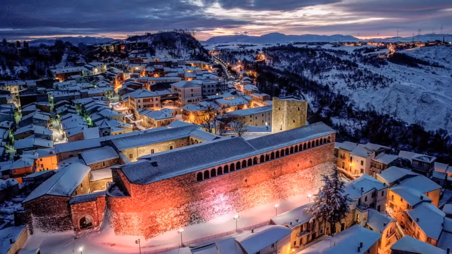 "Bisaccia còn được biết đến là 'thị trấn lịch sự' bởi dù còn khó khăn, người dân nơi đây vẫn luôn nhiệt tình, chăm chỉ, kiên cường và đáng tôn trọng. Những người mới đến sẽ được quan tâm. Chúng tôi muốn nơi này tỏa sáng trở lại", Phó Thị trưởng Francesco nói tiếp.