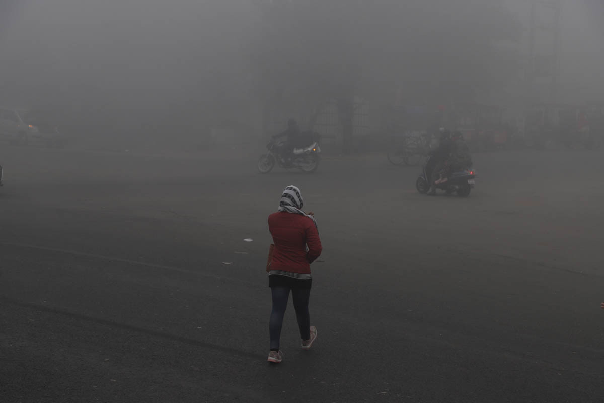 Các chuyên gia y tế khuyến cáo mọi người không đi ra ngoài vào buổi sáng. "Trong trường hợp bạn ra ngoài, hãy mặc quần áo nhiều lớp và đeo khẩu trang", bác sĩ Imtiaz Ahmad tại một bệnh viện tư nhân ở New Delhi nói.