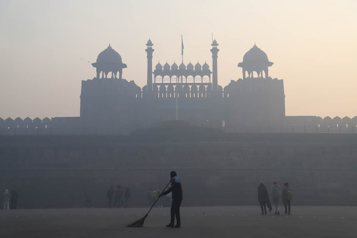Sương mù dày đặc càng làm giảm chất lượng không khí của New Delhi.