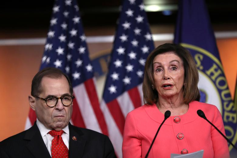 Chủ tịch Ủy ban Tư pháp Hạ viện Jerry Nadler (trái), 72 tuổi, từng phản đối việc phát triển bất động sản của nhà ông Trump ở Manhattan nhiều thập kỷ trước. Ủy ban của ông Nadler đã soạn thảo hai điều khoản luận tội ông Trump và được Hạ viện phê chuẩn vào ngày 18/12/2019.