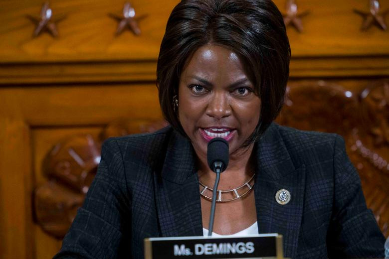 Nghị sĩ Val Meming, 62 tuổi, là thành viên của cả ủy ban Tình báo và Tư pháp. Bà đã tham gia vào cuộc điều tra luận tội trong nhiều tháng và hiểu rất rõ về vụ kiện chống lại tổng thống.