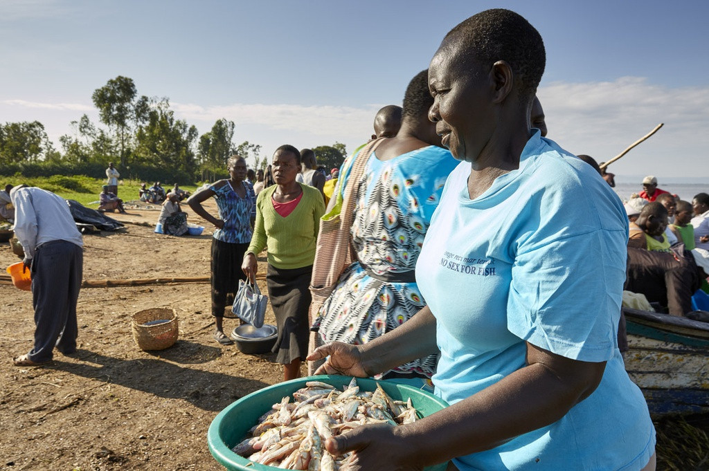 Những người tham gia jaboya có cơ nhiễm HIV rất cao. Ngư dân thường đi từ làng này sang làng khác và có bạn tình khác nhau ở mỗi địa điểm. Họ cũng không thích sử dụng bao cao su. Kết quả là các cộng đồng nghề cá của Kenya có tỷ lệ nhiễm HIV cao từ 30% đến 40%. Justine luôn phản đối jaboya. Cô nhớ khi lần đầu bán cá, một ngư dân trẻ nói với cô: "Tôi không muốn tiền của cô. Cô thật dễ thương. Tôi chỉ muốn cơ thể cô". Cô rất xấu hổ và tức giận. Cô đã nói: “Đồ ngu ngốc. Làm sao anh có thể nói với tôi như vậy". Ảnh: NPR.