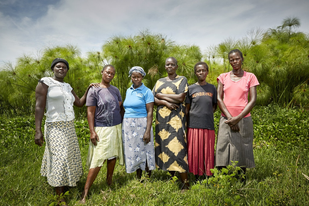 Sau đó, Justine có một cuộc trò chuyện thú vị với Dominik Mucklow, tình nguyện viên của Quân đoàn Hòa bình đóng quân gần Bãi biển Nduru vào năm 2010. Là người làm việc với Viện Nghiên cứu Môi trường và Phát triển Victoria (VIRED), một tổ chức phi lợi nhuận địa phương, Mucklow thường đến bãi biển Nduru và gặp gỡ những người phụ nữ ở đó. Mucklow nói anh sẽ giúp họ có tiền, và “thoát khỏi việc lấy tình đổi cá này". Trong ảnh là 6 người trong số những người phụ nữ của hợp tác xã No Sex For Fish. Từ trái sang: Rebbeccah Atieno, Alice Akinyi, Lorine Otieno Abuto, Justine Adhiambo Obura, Rose Atieno Abongo và Naomy Akoth. Ảnh: NPR.