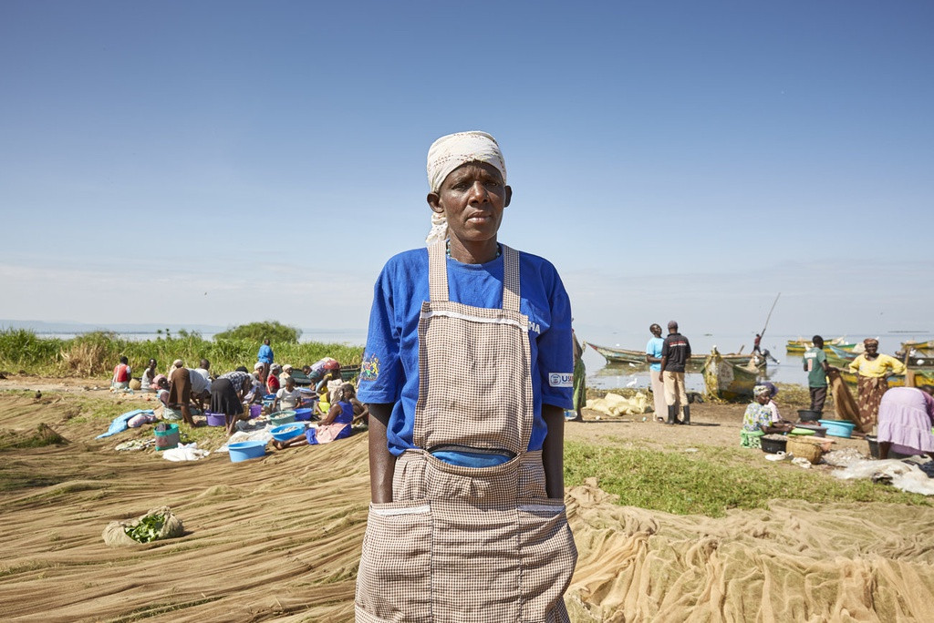 Ở hồ Victoria, hoạt động trong nghề cá được chia theo giới tính. Đàn ông làm chủ thuyền và đi đánh cá còn phụ nữ mua cá từ họ để bán ở chợ. Những năm 1970, số lượng cá trong hồ suy giảm vì đánh bắt quá mức và các vấn đề môi trường như nước thải nông nghiệp đổ xuống hồ. Số lượng cá bắt được không đủ để cung cấp cho tất cả những người phụ nữ bán cá. Vì vậy, các ngư dân đòi "đổi tình lấy cá" - thường được gọi là “jaboya”. Với nhiều phụ nữ, sự sống còn của gia đình họ phụ thuộc vào việc bán cá. Vì vậy, họ cảm thấy không có lựa chọn nào khác ngoài việc tham gia jaboya. "Tôi đưa cho jaboya của tôi một túi nhựa. Anh ta đi đến hồ và mang cá tới cho tôi", Milka Onyango, một bà mẹ 40 tuổi đã có 6 đứa con nói. Ảnh: NPR.