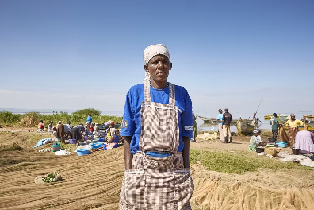 Ở hồ Victoria, hoạt động trong nghề cá được chia theo giới tính. Đàn ông làm chủ thuyền và đi đánh cá còn phụ nữ mua cá từ họ để bán ở chợ. Những năm 1970, số lượng cá trong hồ suy giảm vì đánh bắt quá mức và các vấn đề môi trường như nước thải nông nghiệp đổ xuống hồ. Số lượng cá bắt được không đủ để cung cấp cho tất cả những người phụ nữ bán cá. Vì vậy, các ngư dân đòi "đổi tình lấy cá" - thường được gọi là “jaboya”. Với nhiều phụ nữ, sự sống còn của gia đình họ phụ thuộc vào việc bán cá. Vì vậy, họ cảm thấy không có lựa chọn nào khác ngoài việc tham gia jaboya. "Tôi đưa cho jaboya của tôi một túi nhựa. Anh ta đi đến hồ và mang cá tới cho tôi", Milka Onyango, một bà mẹ 40 tuổi đã có 6 đứa con nói. Ảnh: NPR.