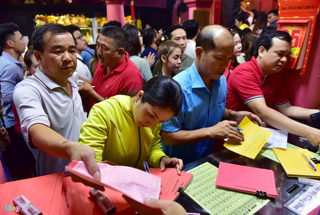 Các bàn viết sớ cầu an, cầu siêu cũng luôn chật kín người chờ đến lượt.