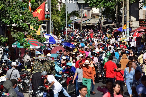 Sáng mùng 1 Tết, rất đông người dân TP.HCM đổ về các chùa trên địa bàn TP.HCM để cầu an đầu năm mới.