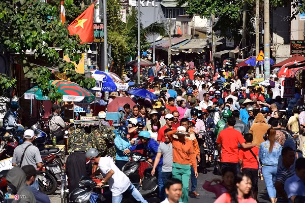 Sáng mùng 1 Tết, rất đông người dân TP.HCM đổ về các chùa trên địa bàn TP.HCM để cầu an đầu năm mới.