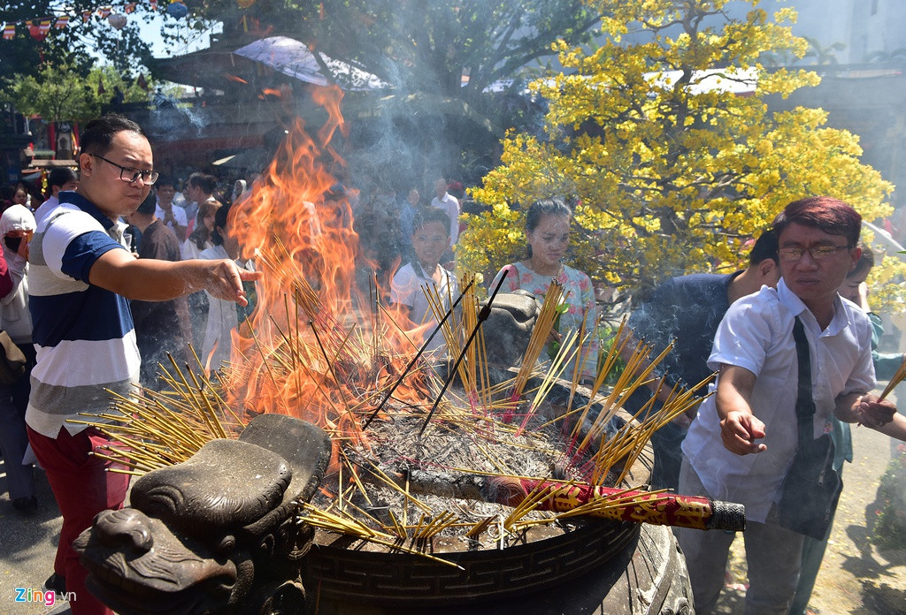Lư hương lớn giữa lối vào chùa liên tục kín đầy, bốc cháy thành lửa. Việc cắm hương gặp khó khăn do nóng nên nhiều người phải ném vào.
