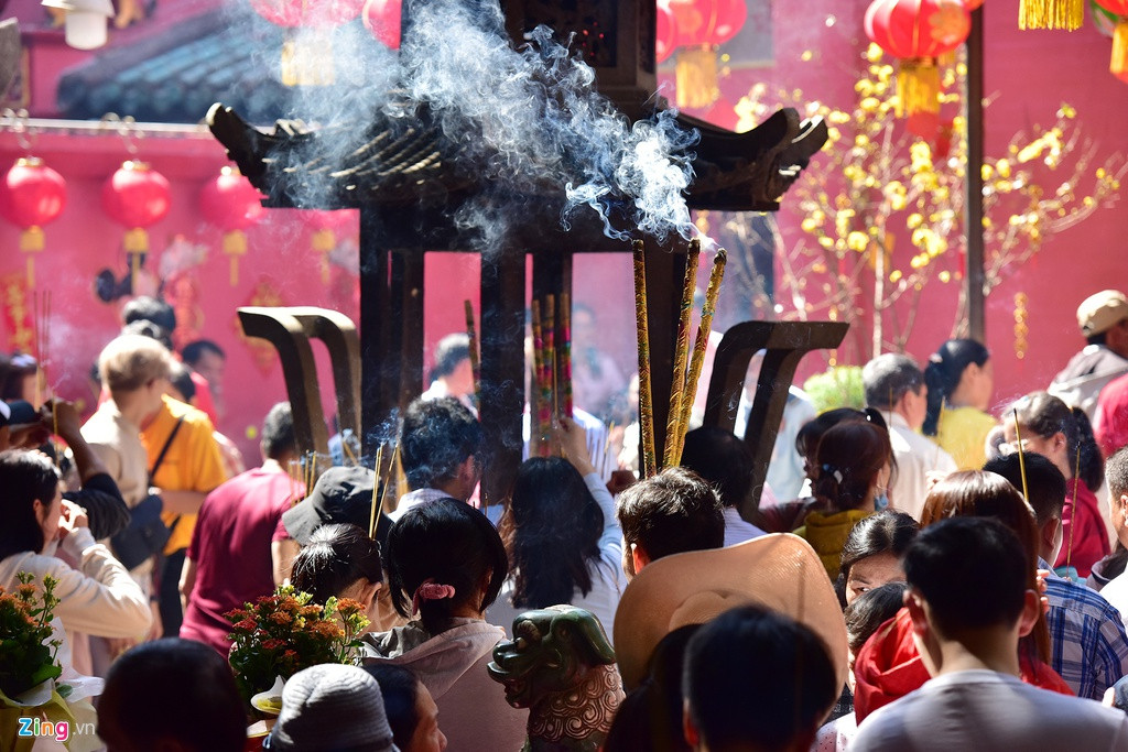 Hương khói nghi ngút khắp khu vực phía ngoài điện chính.