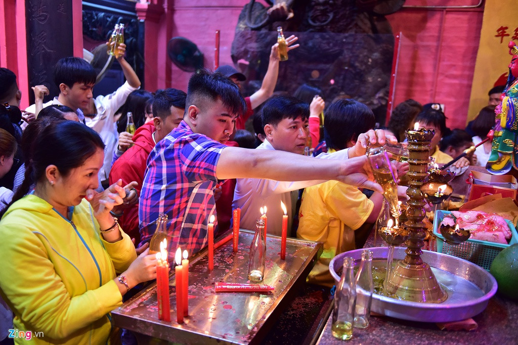 Một chai dầu được bán với giá 10.000 đồng. Người tới chùa tự rót vào đèn hoặc có thể nhờ người làm công quả rót.