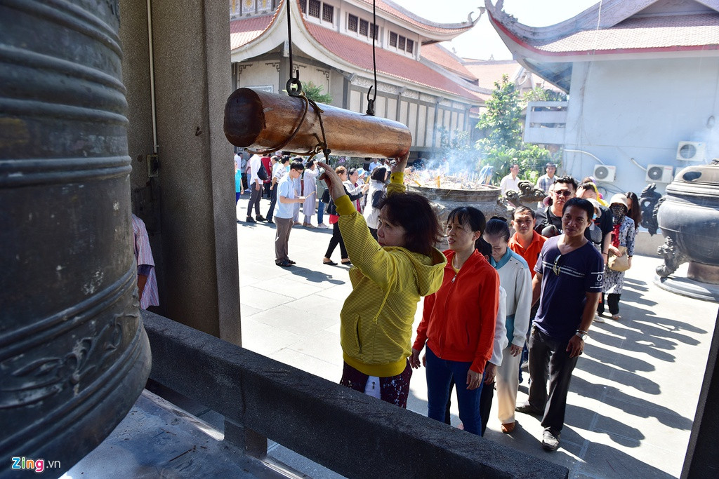Dòng người xếp hàng dài hàng chục mét để đánh chuông tại góc chùa Vĩnh Nghiêm trong sáng nay.