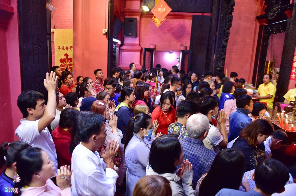 Khu vực điện chính luôn trong tình trạng quá tải người đứng chắp tay cầu khấn, chen vào đưa dầu, nến cho những người làm công quả rót, thắp nến.