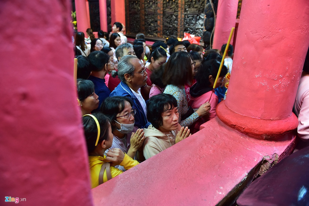 Nhiều người di chuyển chưa tới chính điện do quá đông phải dừng lại cầu khấn rồi quay trở ra.