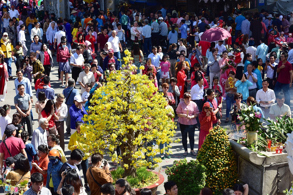 Khu vực sân chùa Vĩnh Nghiêm luôn trong tình trạng đông nghịt người đứng cầu khấn từ sáng tới trưa.