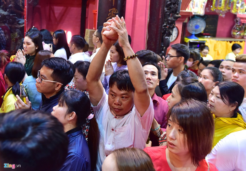 Anh Sang (quận Bình Thạnh) cho biết từ ngoài cổng vào phải chen lấn từng chút một mới tới nơi nhận lộc, rót dầu. Việc ra ngoài sau khi khấn xong cũng gặp nhiều khó khăn.