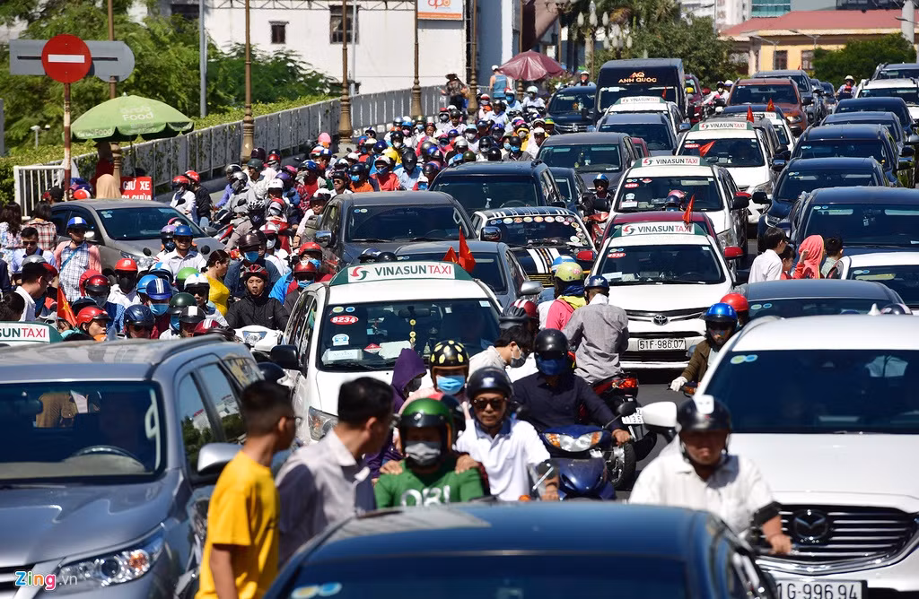 Còn tại chùa Vĩnh Nghiêm, quận 3, thời điểm gần trưa dòng xe bị tắc lại, kéo dài trên đường Nam Kỳ Khởi Nghĩa qua cầu Công Lý tới đường Nguyễn Văn Trỗi do người tới chùa tập trung phía trước rất đông.