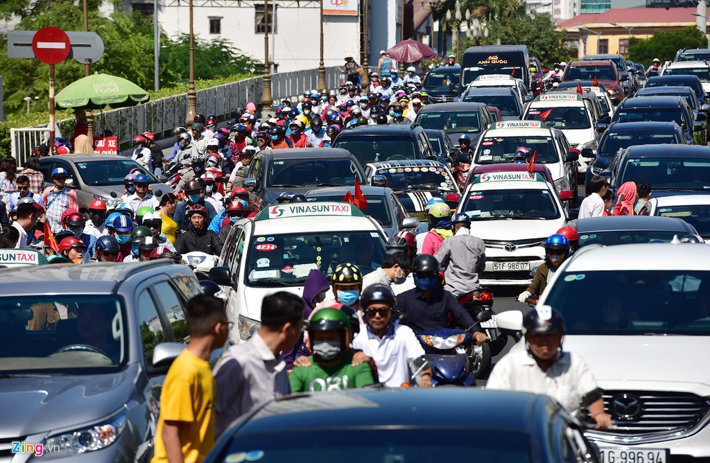 Còn tại chùa Vĩnh Nghiêm, quận 3, thời điểm gần trưa dòng xe bị tắc lại, kéo dài trên đường Nam Kỳ Khởi Nghĩa qua cầu Công Lý tới đường Nguyễn Văn Trỗi do người tới chùa tập trung phía trước rất đông.