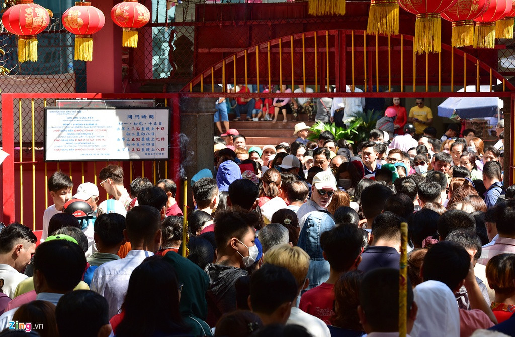 Tại Phước Hải Tự (còn gọi là chùa Ngọc Hoàng, đường Mai Thị Lựu, quận 1), nơi cựu Tổng thống Mỹ Obama từng ghé thăm, đông nghịt người từ ngoài đường đến trong chùa.