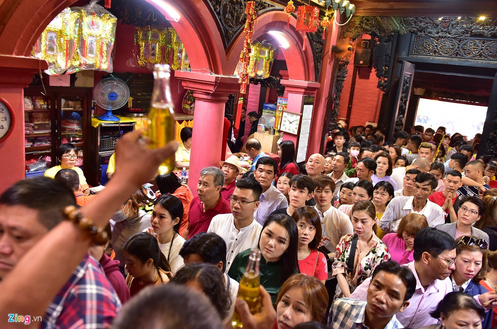 Từ sáng sớm, dòng người luôn chật kín, nhích từng chút một tiến vào điện chính. Do chùa không cho thắp hương trong các ban thờ nên không khí không ngột ngạt mùi hương khói như nhiều năm trước đó.