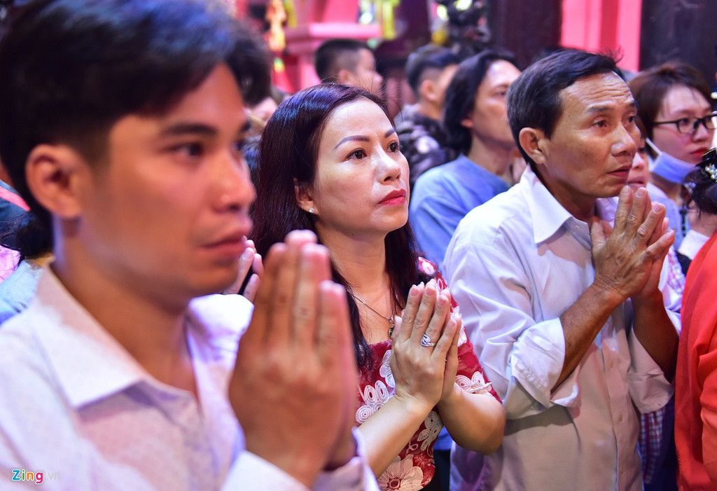 "Trừ những năm không bận việc đi xa, sáng mùng 1 Tết hàng năm gia đình tôi đều đến ngôi chùa này để cầu an một năm mới gặp nhiều tốt lành", chị Phạm Thị Xuân Thu, quận Thủ Đức, chia sẻ.