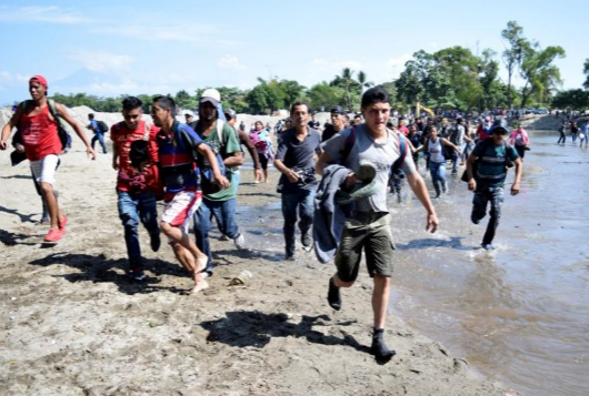 Nhóm người di cư Trung Mỹ chủ yếu đến từ Honduras là một phần của đoàn di cư vài nghìn người đã khởi hành vào tuần trước vì muốn thoát khỏi tình trạng bạo lực trong nước và tìm việc làm.