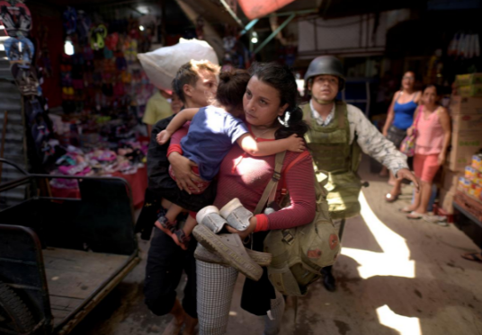 Được biết, những người nhập cư không có giấy tờ sẽ bị đưa tới trại tị nạn tạm thời ở Mexico và sau đó họ được đưa về nước. Mời độc giả xem thêm video: Người nhập cư ở Mỹ thấp thỏm khi ông Donald Trump đắc cử (Nguồn video: VTC14)